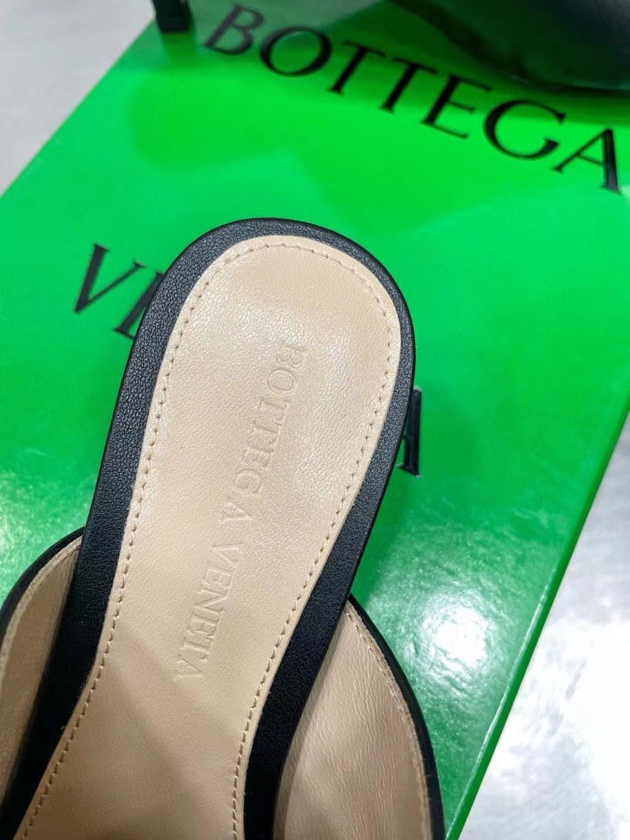bo*te*ga Ve*ne*ta stretch mules 40mm in black lambskin