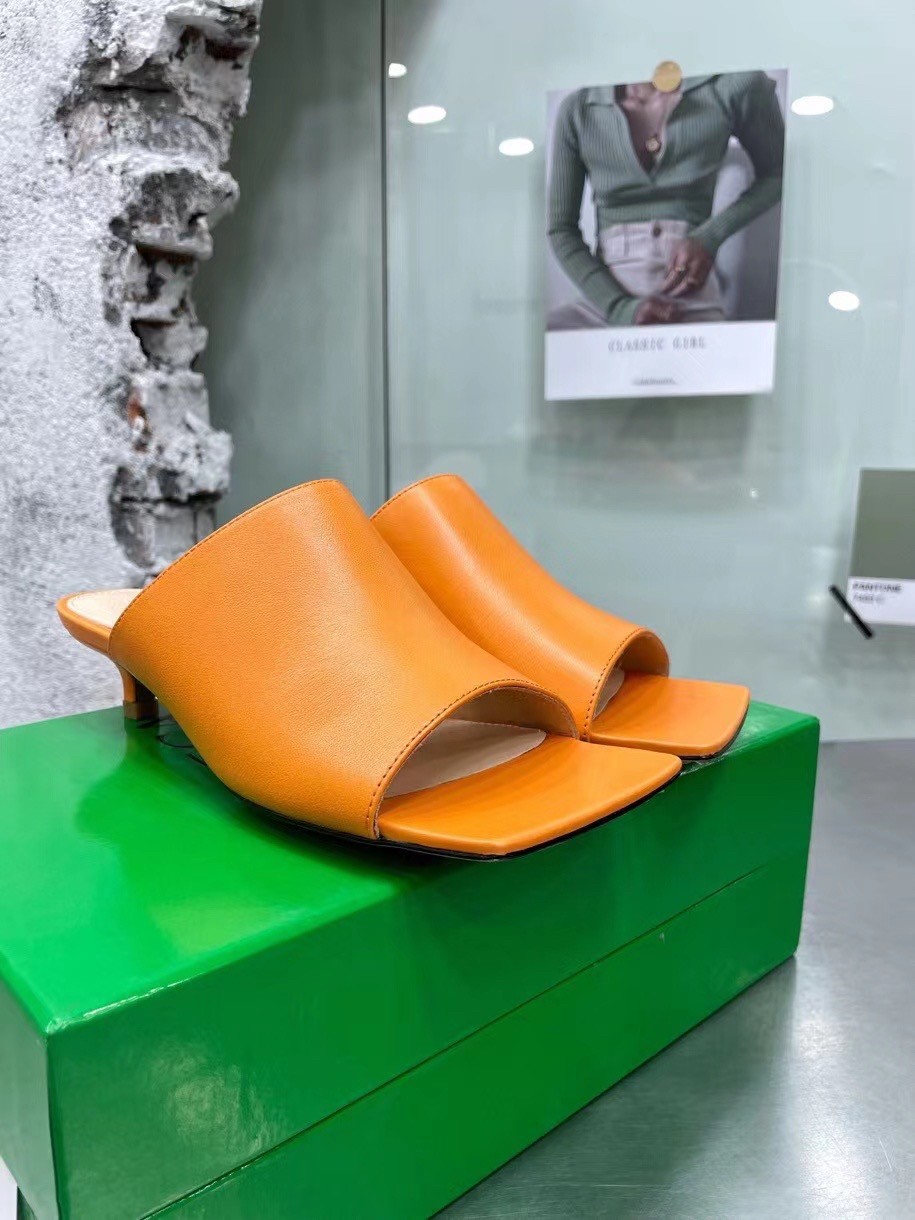 bo*te*ga Ve*ne*ta stretch mules 40mm in orange lambskin