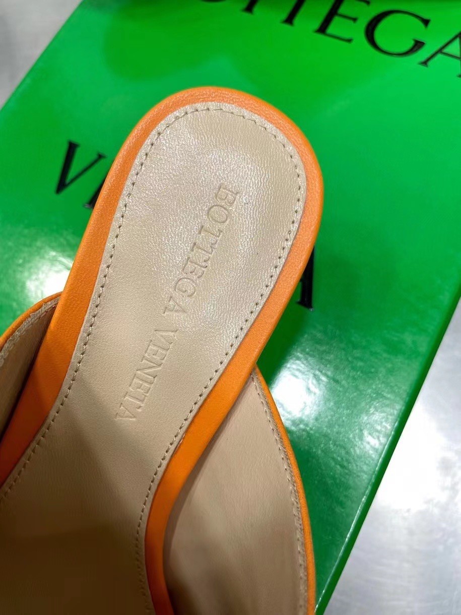 bo*te*ga Ve*ne*ta stretch mules 40mm in orange lambskin