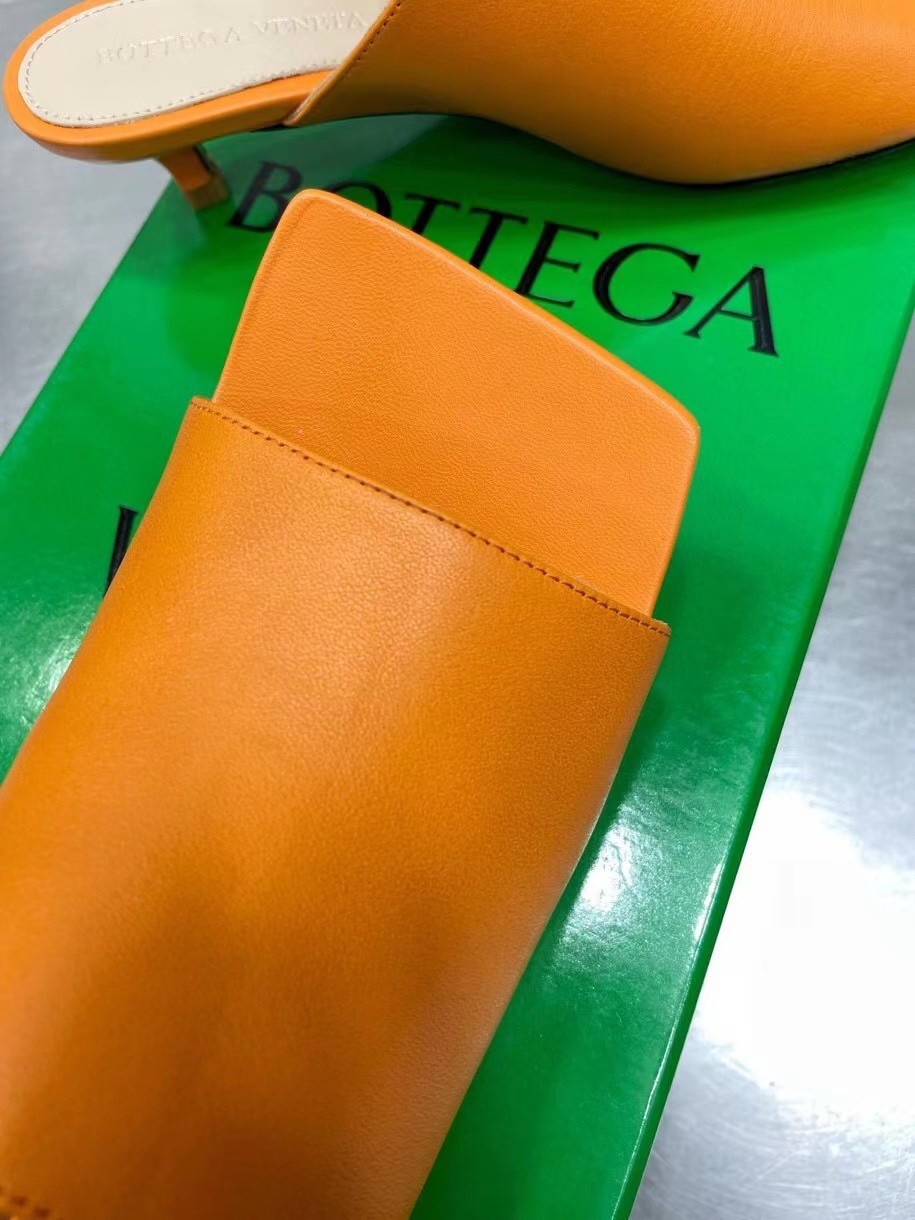 bo*te*ga Ve*ne*ta stretch mules 40mm in orange lambskin