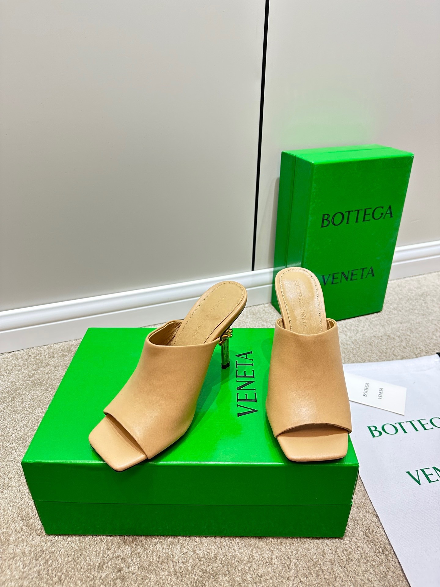 bo*te*ga Ve*ne*ta knot mules 90mm in beige lambskin