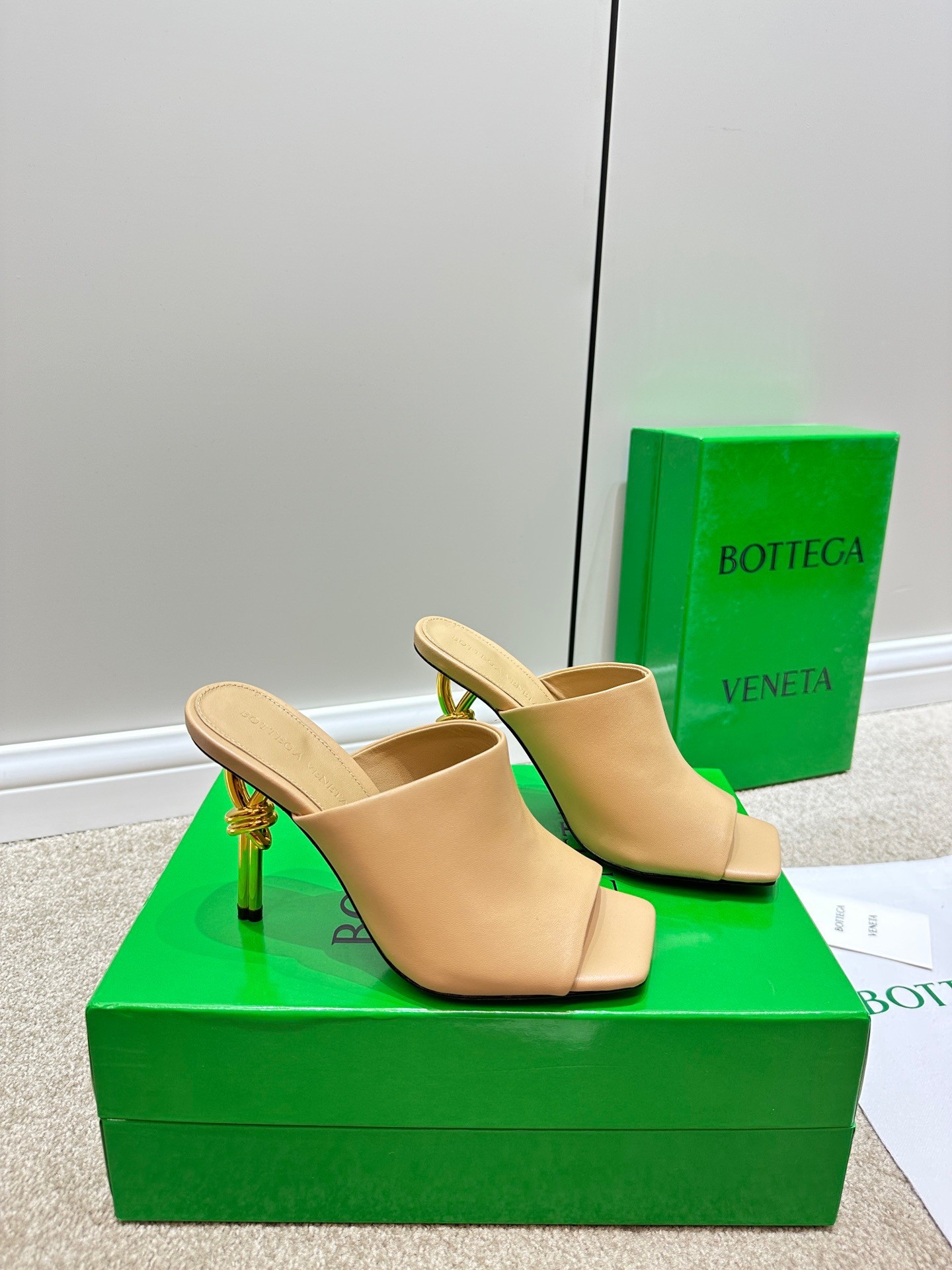 bo*te*ga Ve*ne*ta knot mules 90mm in beige lambskin