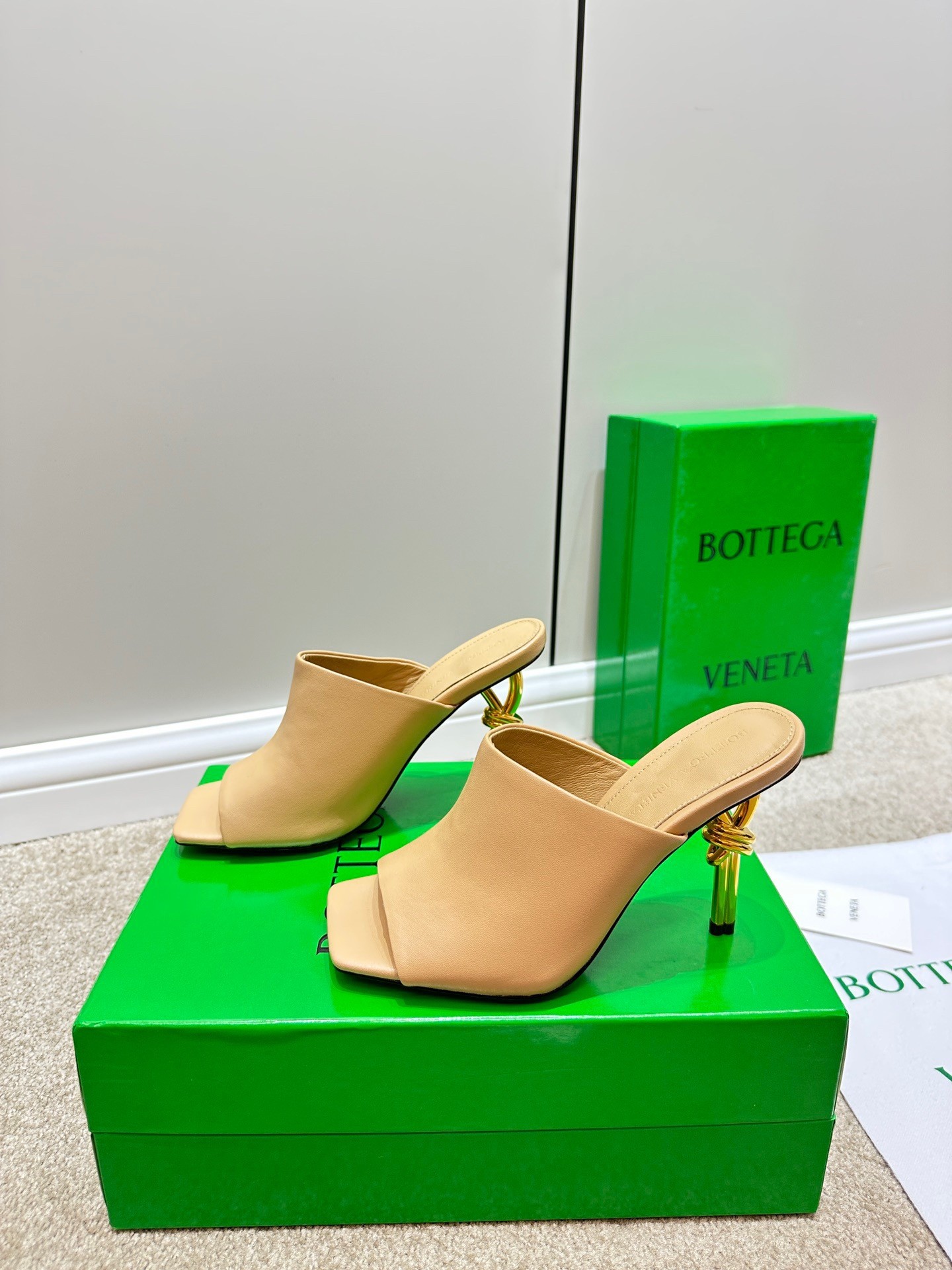 bo*te*ga Ve*ne*ta knot mules 90mm in beige lambskin