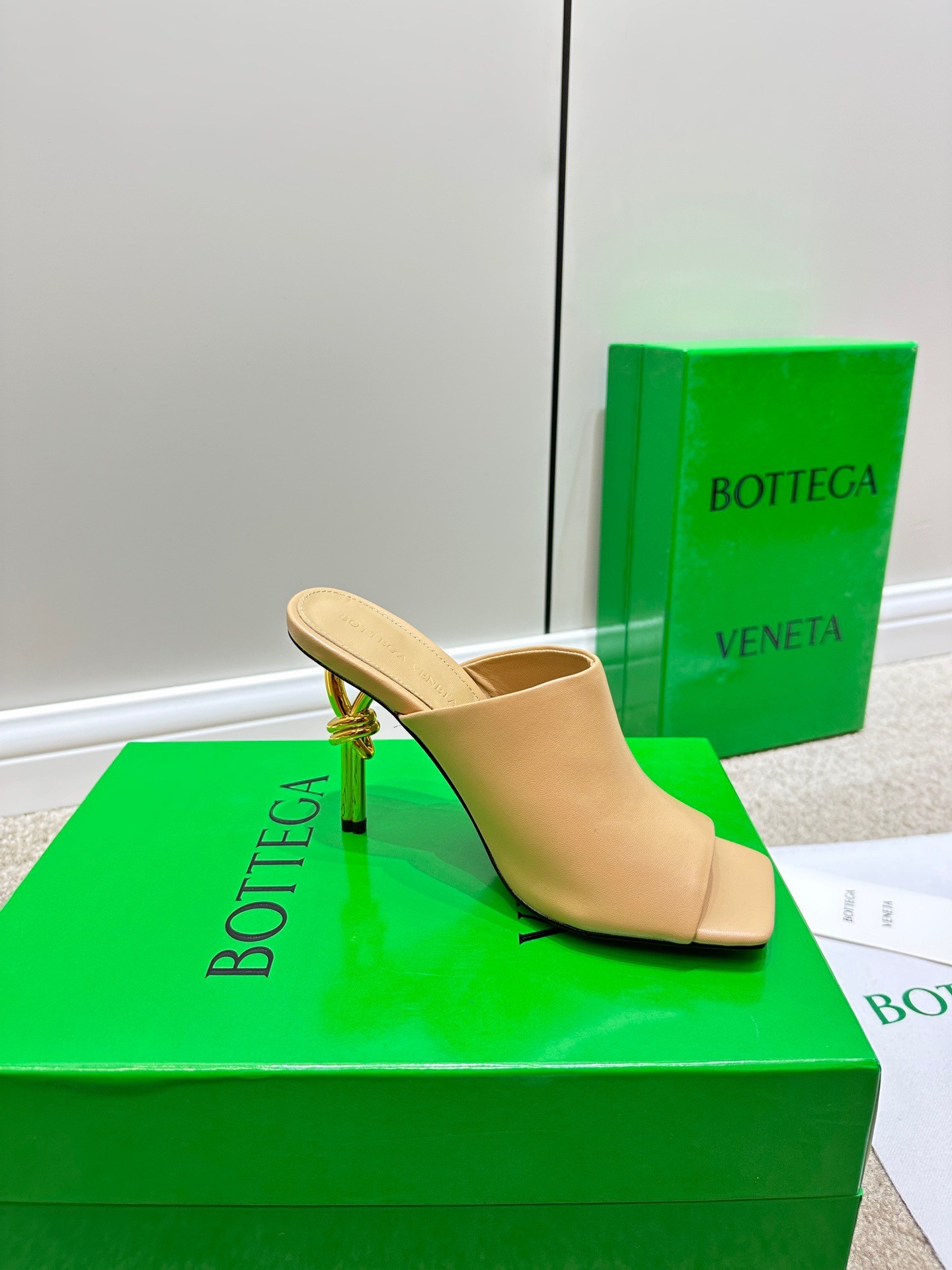 bo*te*ga Ve*ne*ta knot mules 90mm in beige lambskin