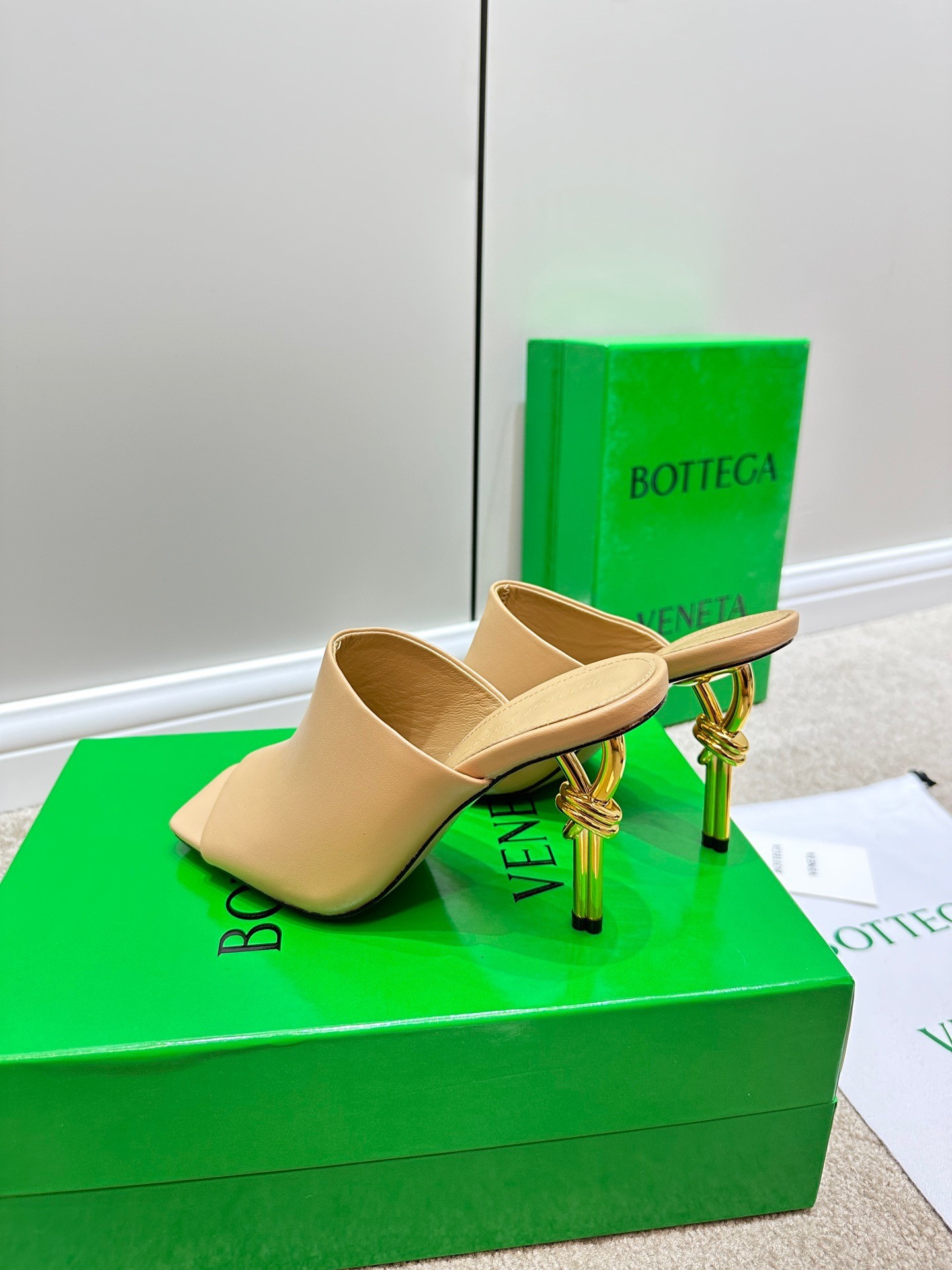 bo*te*ga Ve*ne*ta knot mules 90mm in beige lambskin