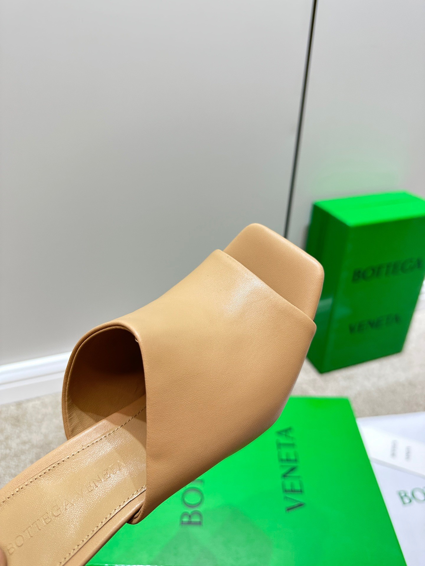 bo*te*ga Ve*ne*ta knot mules 90mm in beige lambskin