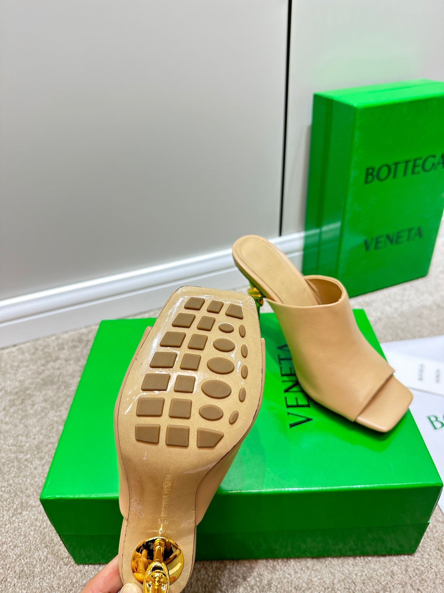 bo*te*ga Ve*ne*ta knot mules 90mm in beige lambskin