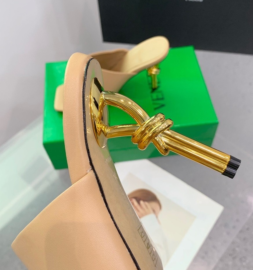 bo*te*ga Ve*ne*ta knot mules 90mm in beige lambskin