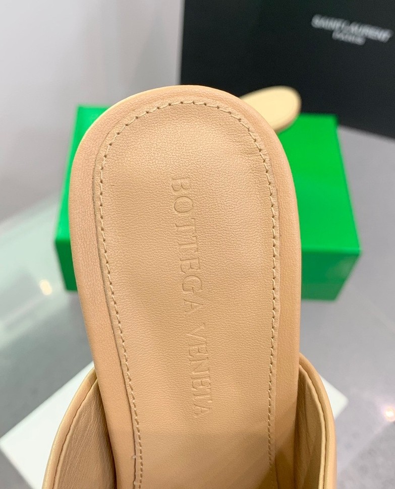 bo*te*ga Ve*ne*ta knot mules 90mm in beige lambskin