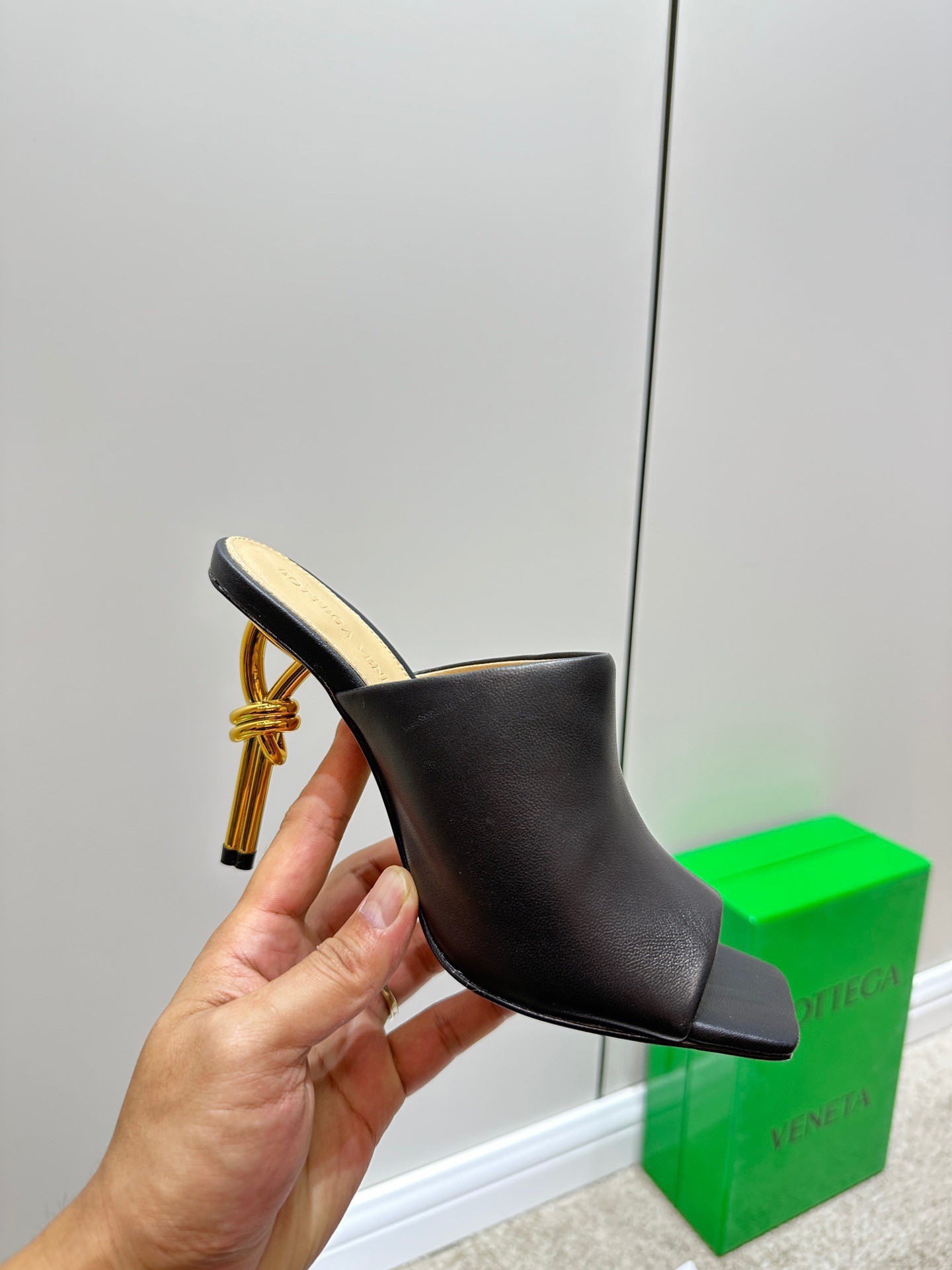 bo*te*ga Ve*ne*ta knot mules 90mm in black lambskin