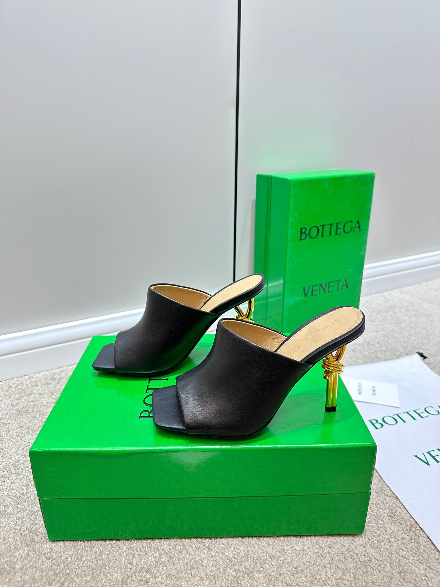 bo*te*ga Ve*ne*ta knot mules 90mm in black lambskin