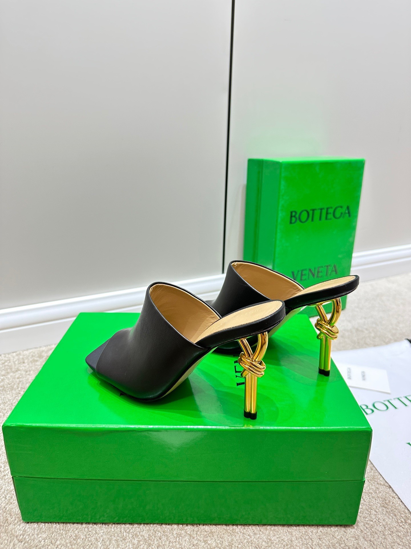 bo*te*ga Ve*ne*ta knot mules 90mm in black lambskin