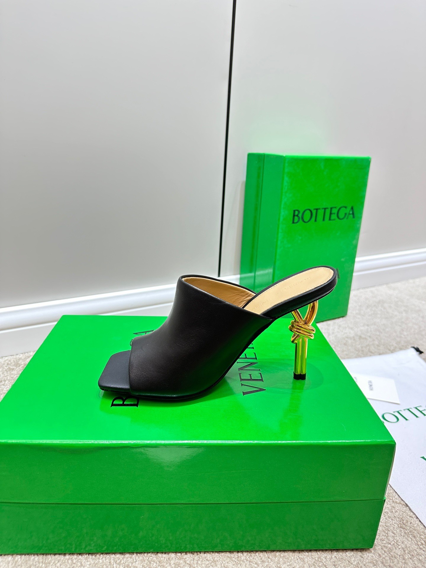 bo*te*ga Ve*ne*ta knot mules 90mm in black lambskin