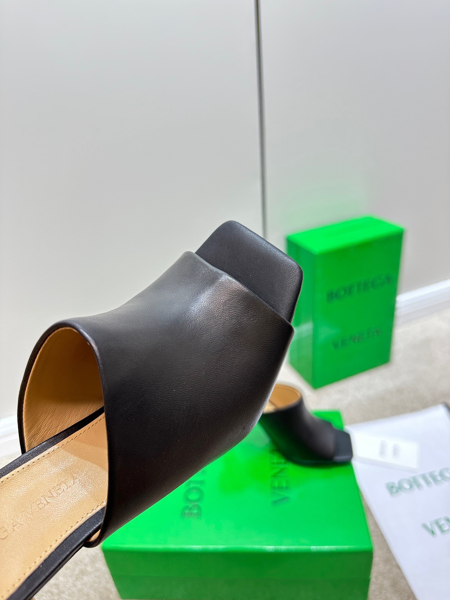 bo*te*ga Ve*ne*ta knot mules 90mm in black lambskin