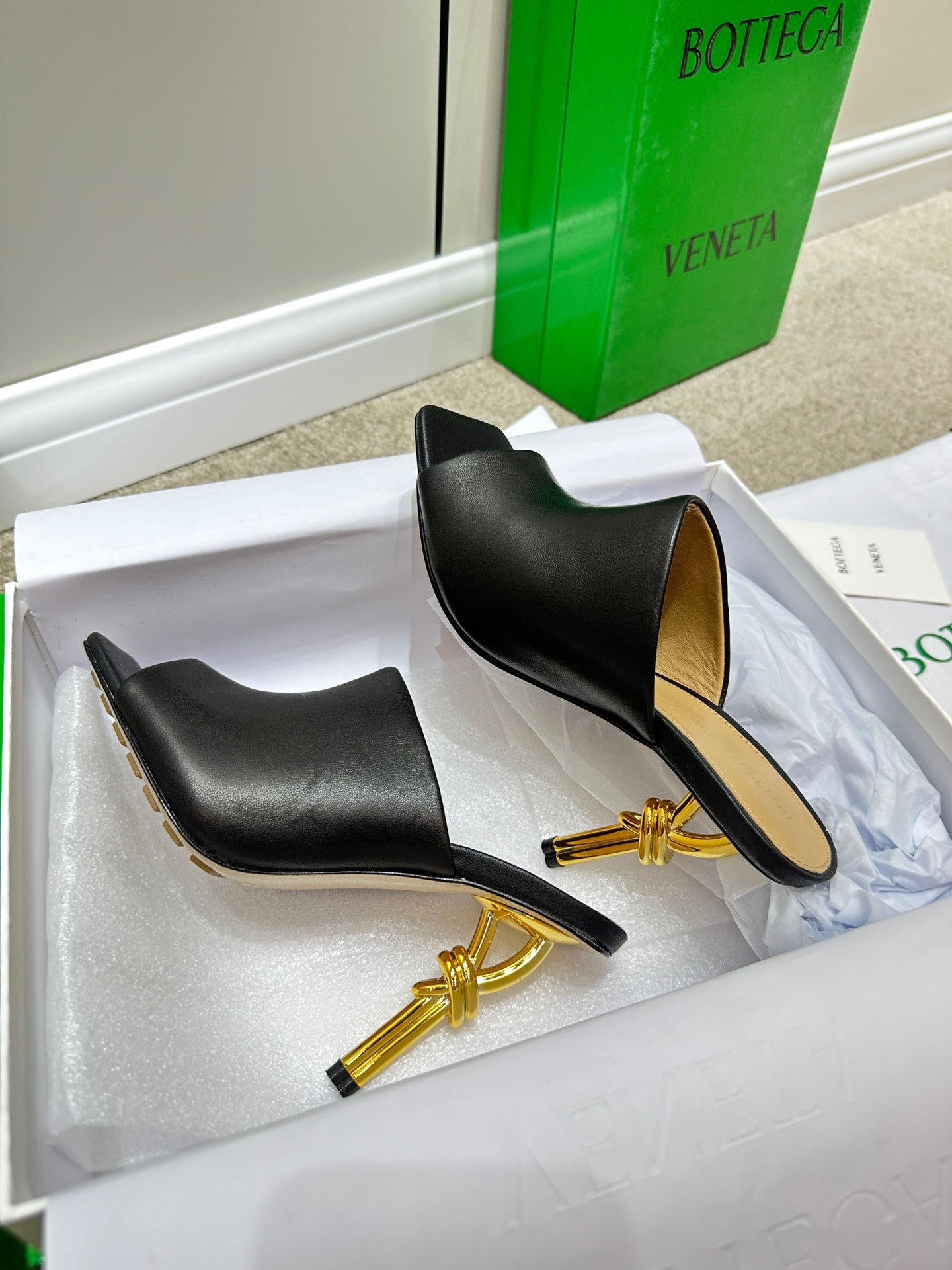 bo*te*ga Ve*ne*ta knot mules 90mm in black lambskin