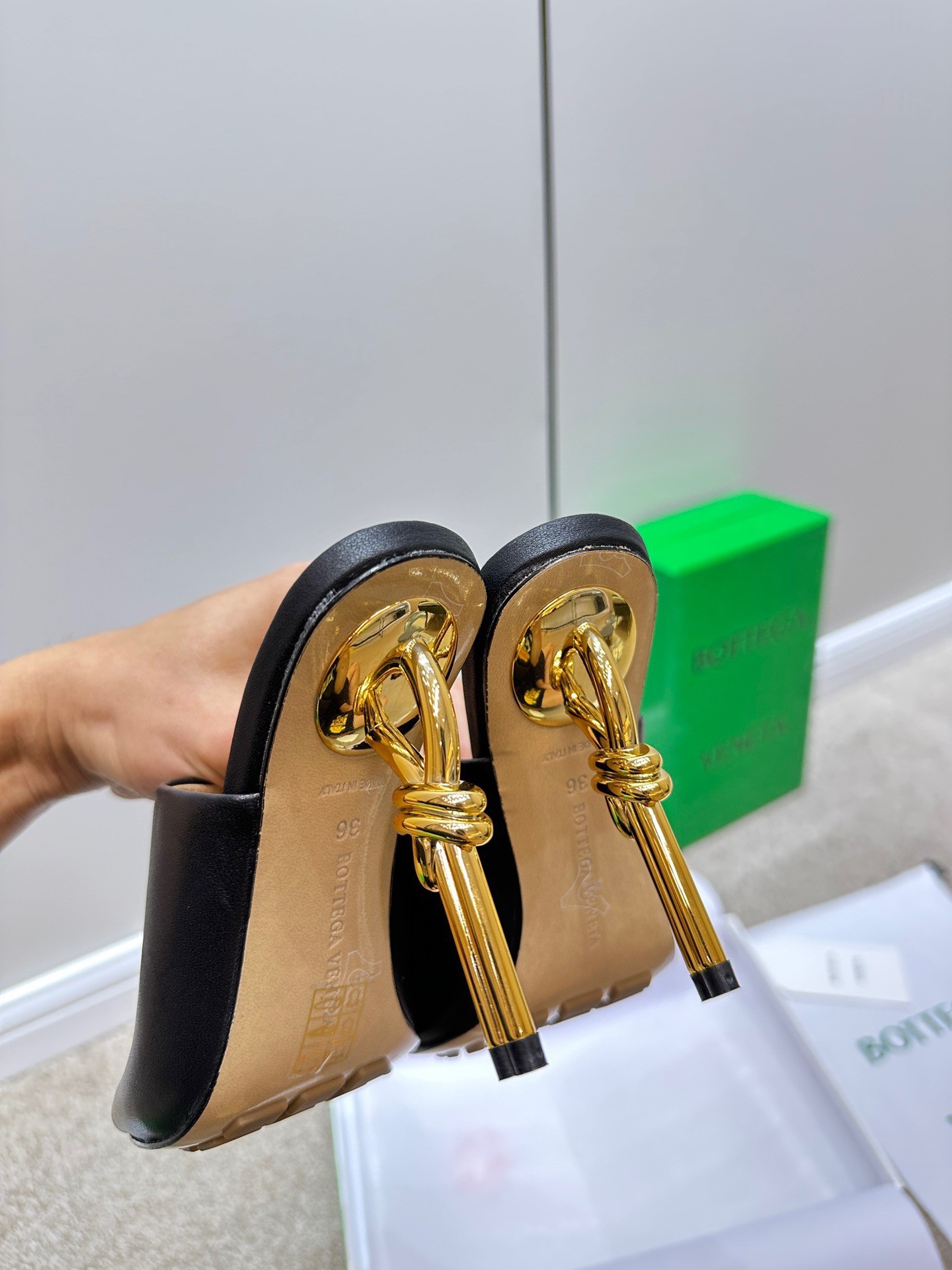 bo*te*ga Ve*ne*ta knot mules 90mm in black lambskin