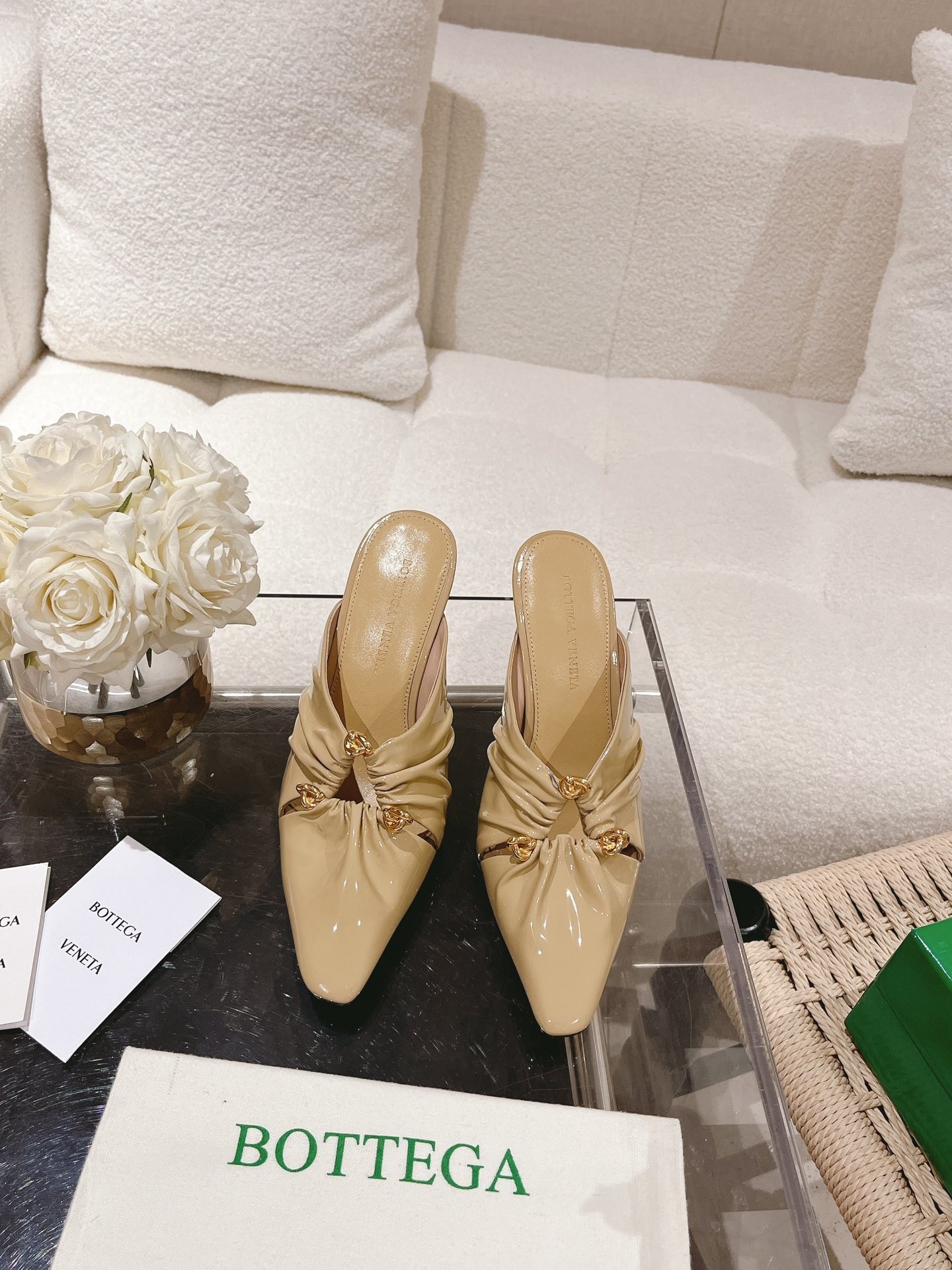 bo*te*ga Ve*ne*ta bunnie mules 90mm in beige patent leather