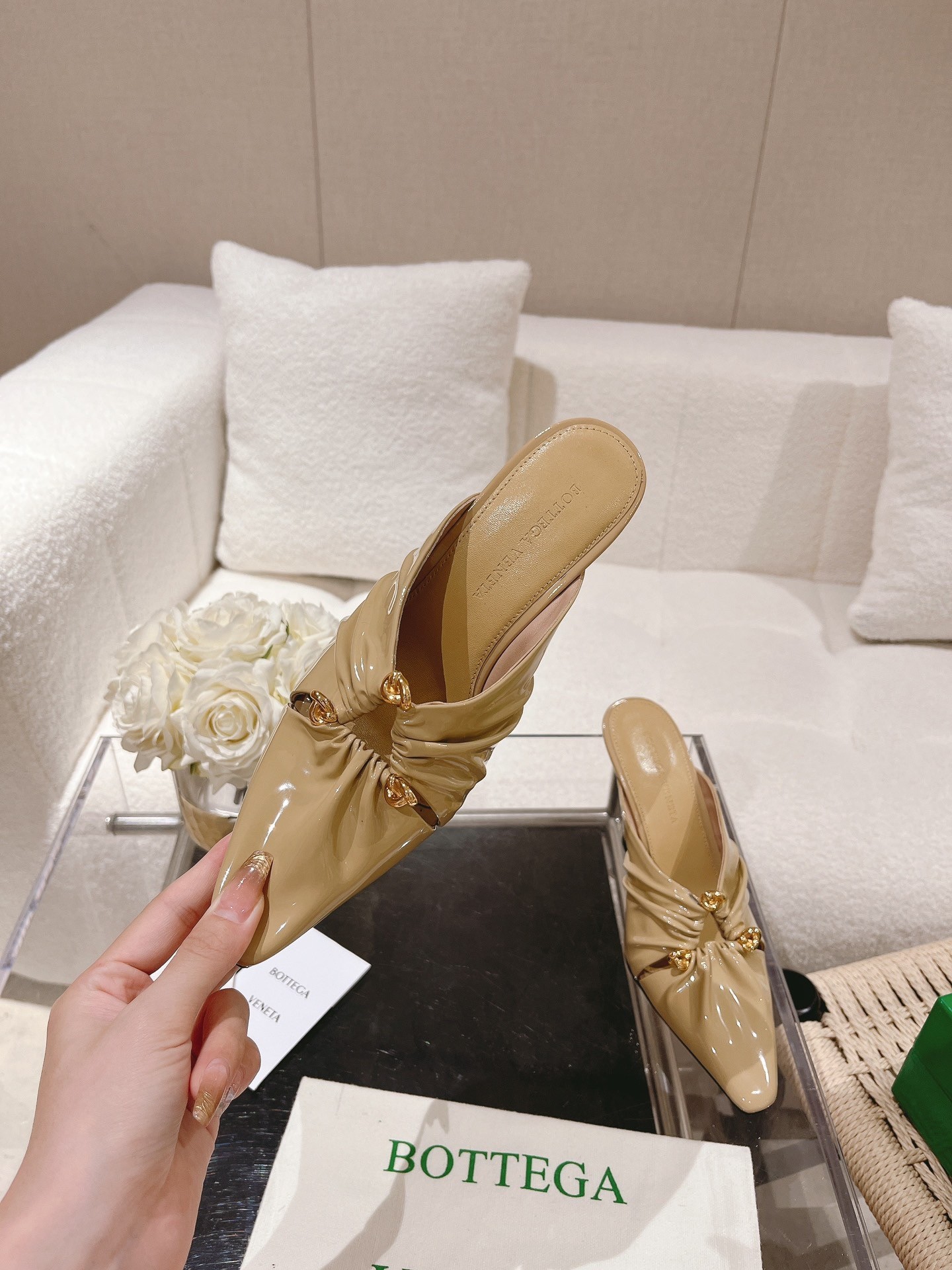 bo*te*ga Ve*ne*ta bunnie mules 90mm in beige patent leather