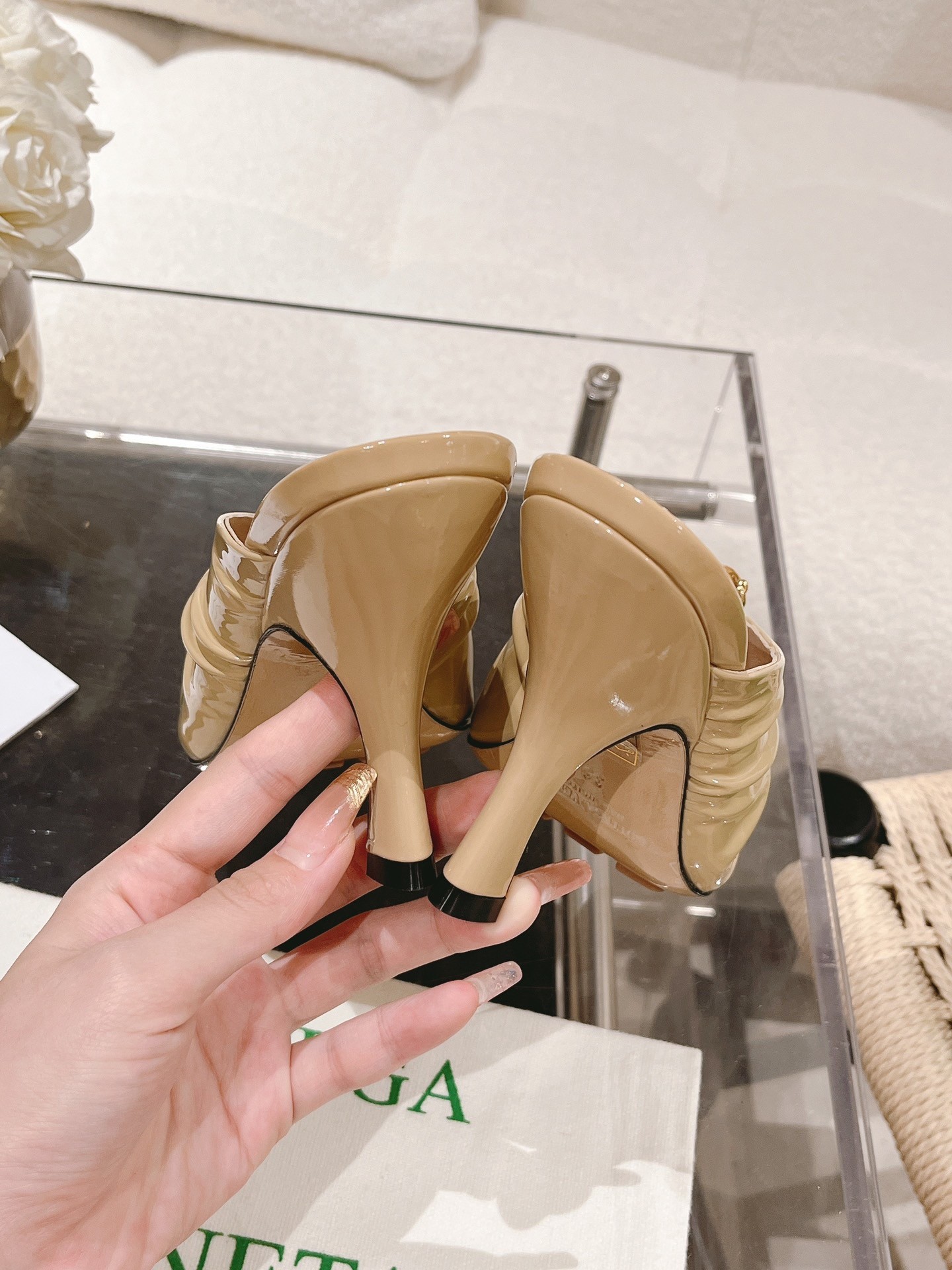 bo*te*ga Ve*ne*ta bunnie mules 90mm in beige patent leather