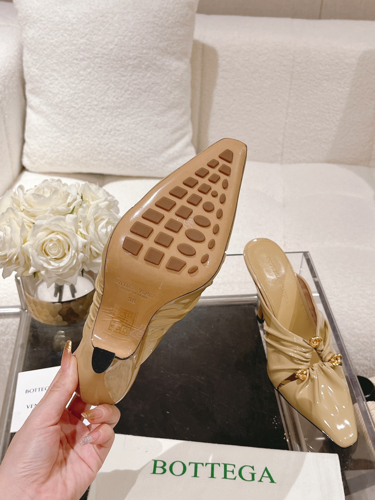 bo*te*ga Ve*ne*ta bunnie mules 90mm in beige patent leather