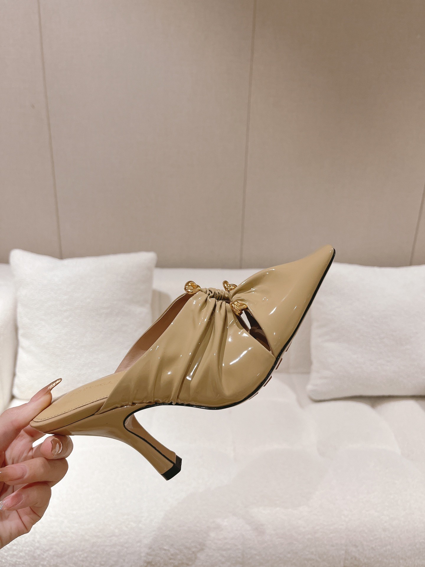 bo*te*ga Ve*ne*ta bunnie mules 90mm in beige patent leather