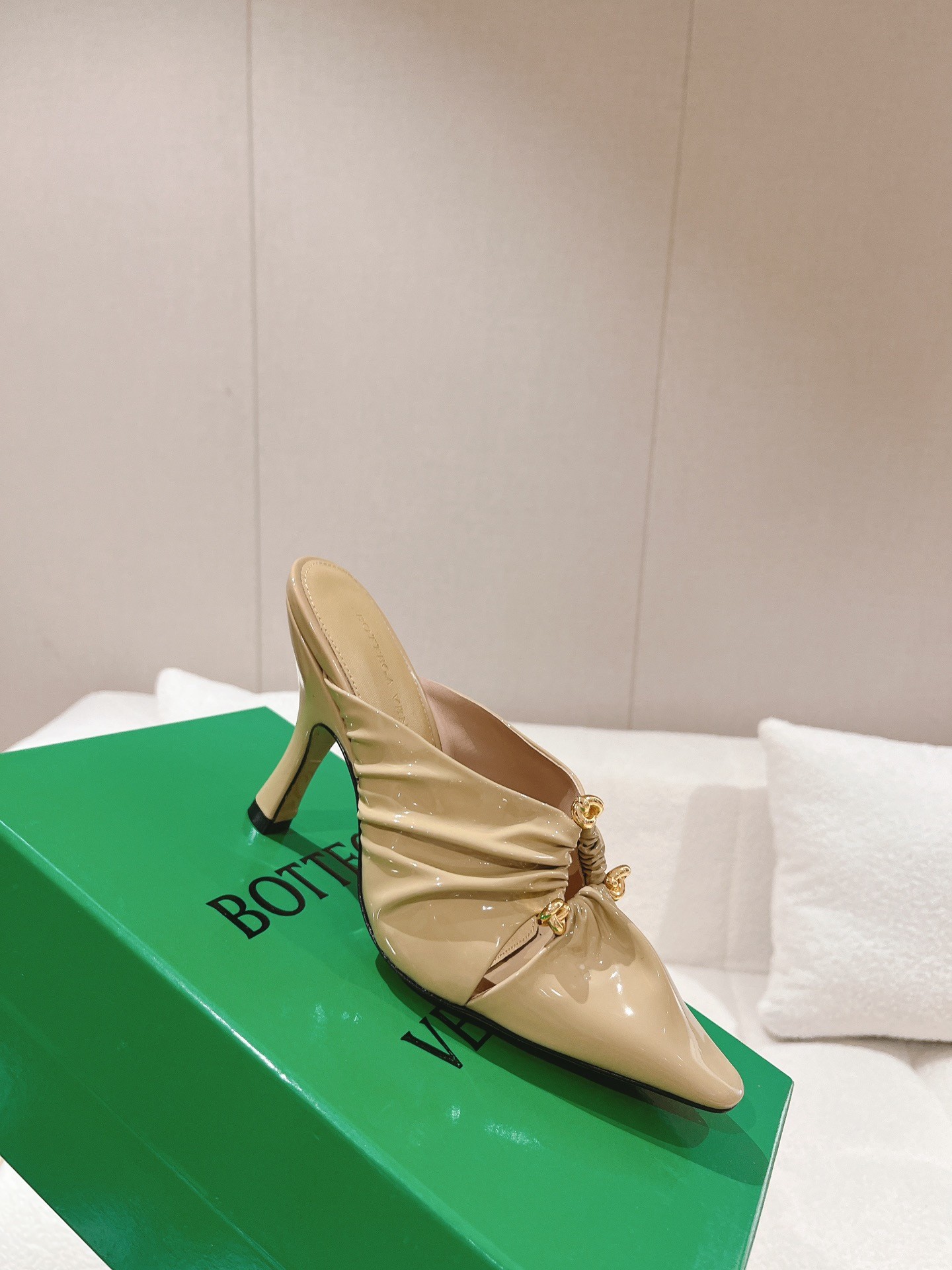bo*te*ga Ve*ne*ta bunnie mules 90mm in beige patent leather
