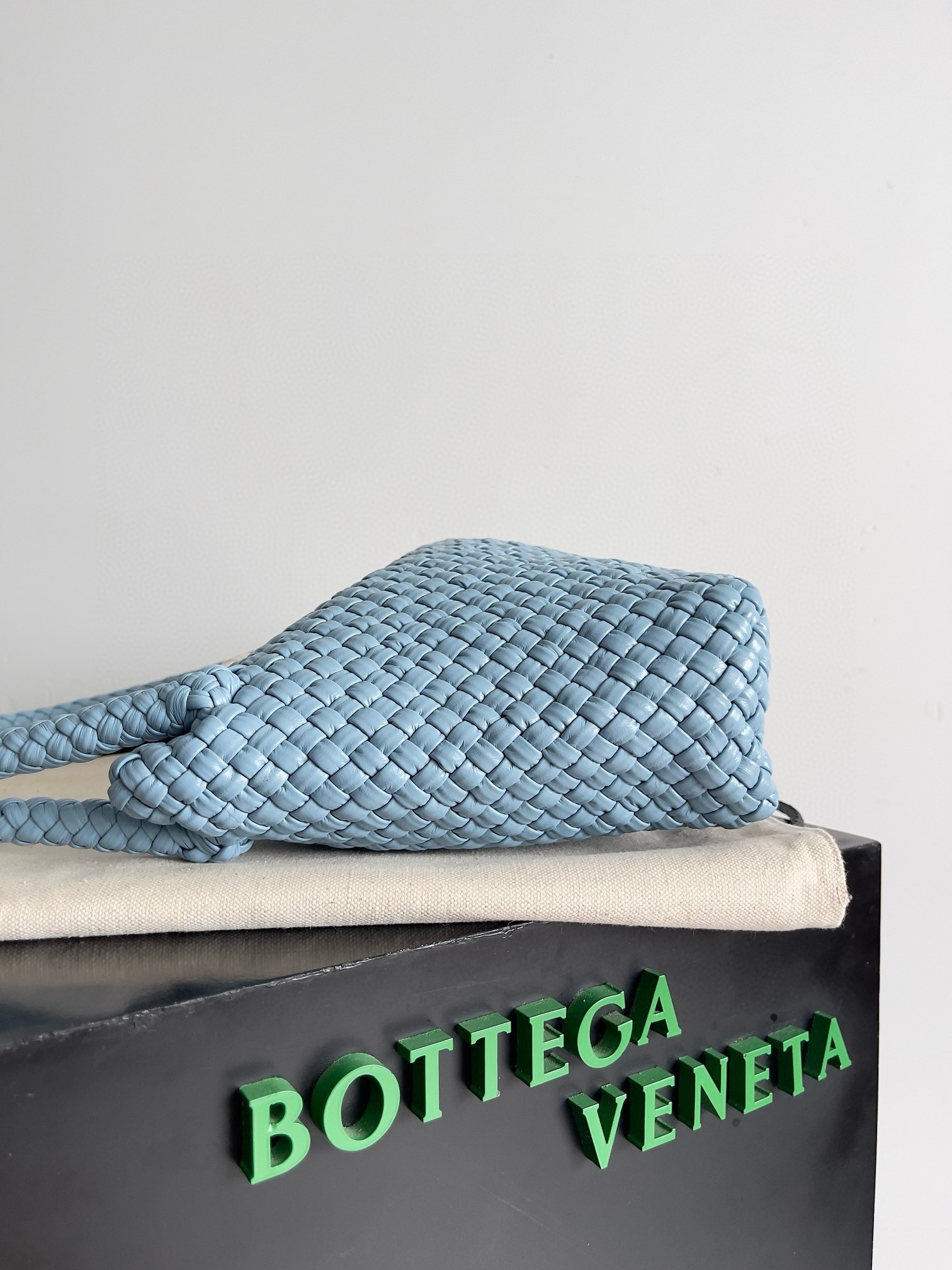 bo*te*ga Ve*ne*ta tosca bag in light blue intrecciato calfskin