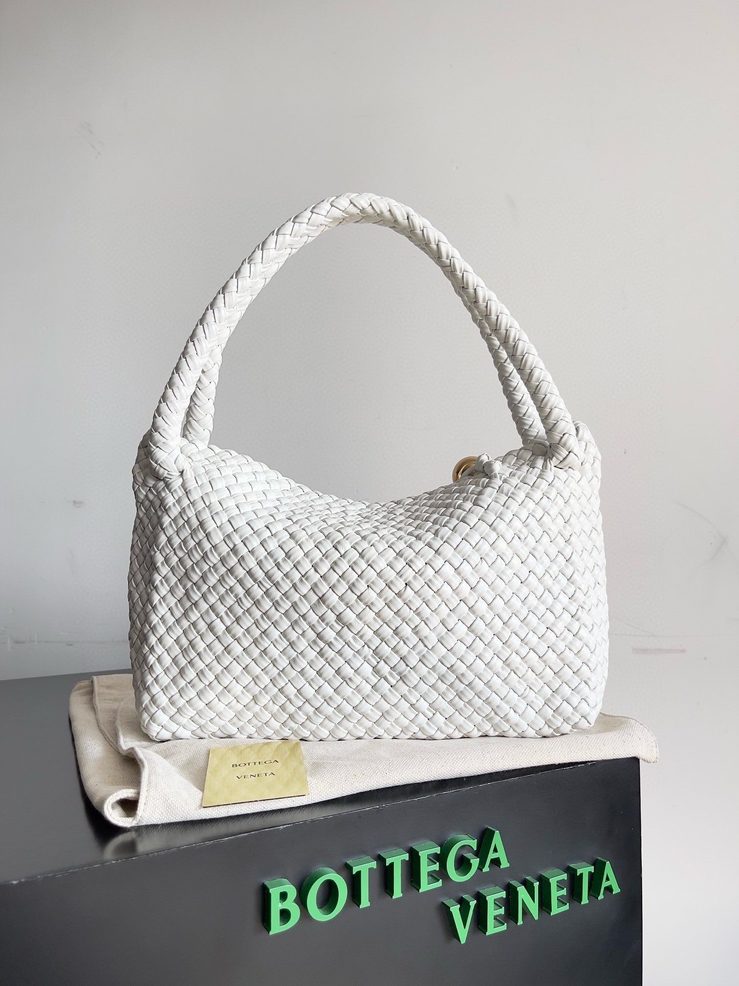 bo*te*ga Ve*ne*ta tosca bag in white intrecciato calfskin