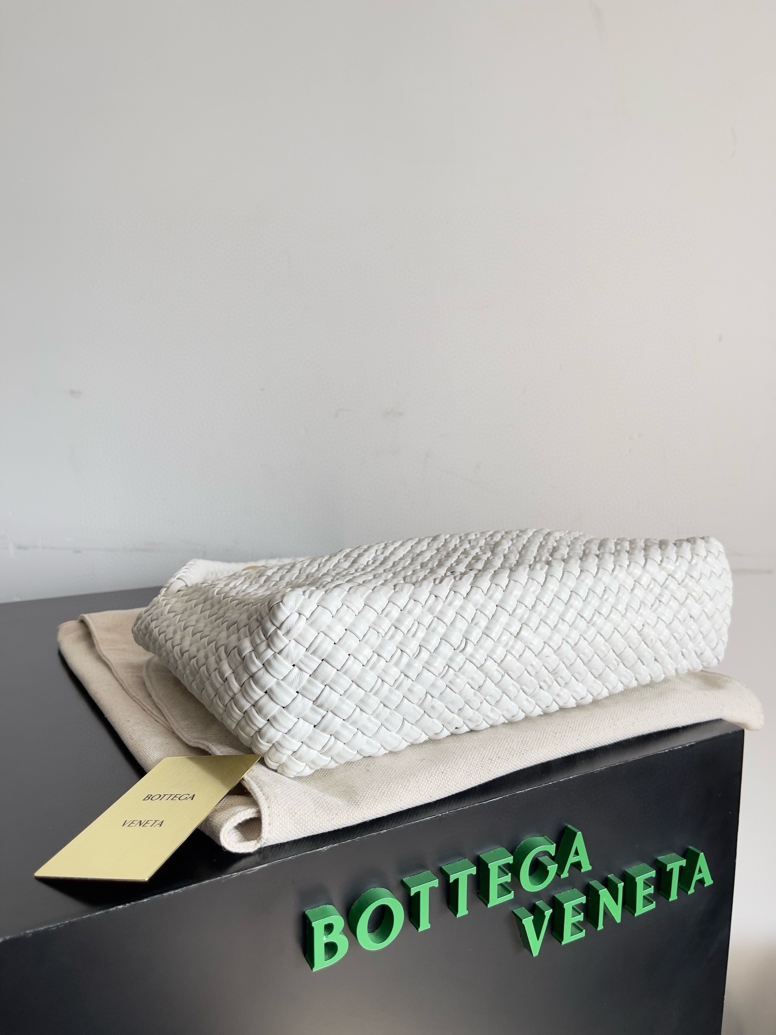 bo*te*ga Ve*ne*ta tosca bag in white intrecciato calfskin