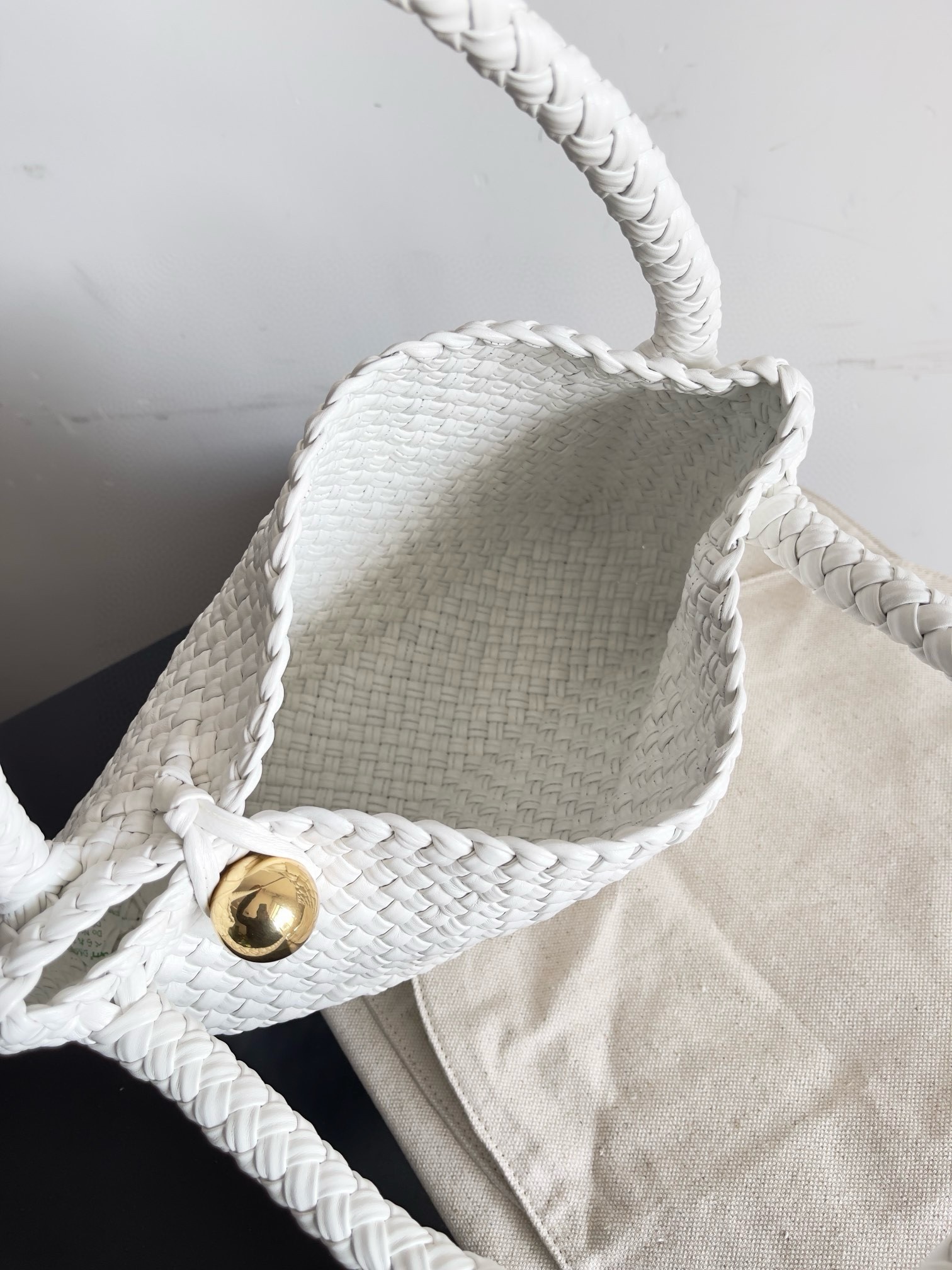 bo*te*ga Ve*ne*ta tosca bag in white intrecciato calfskin