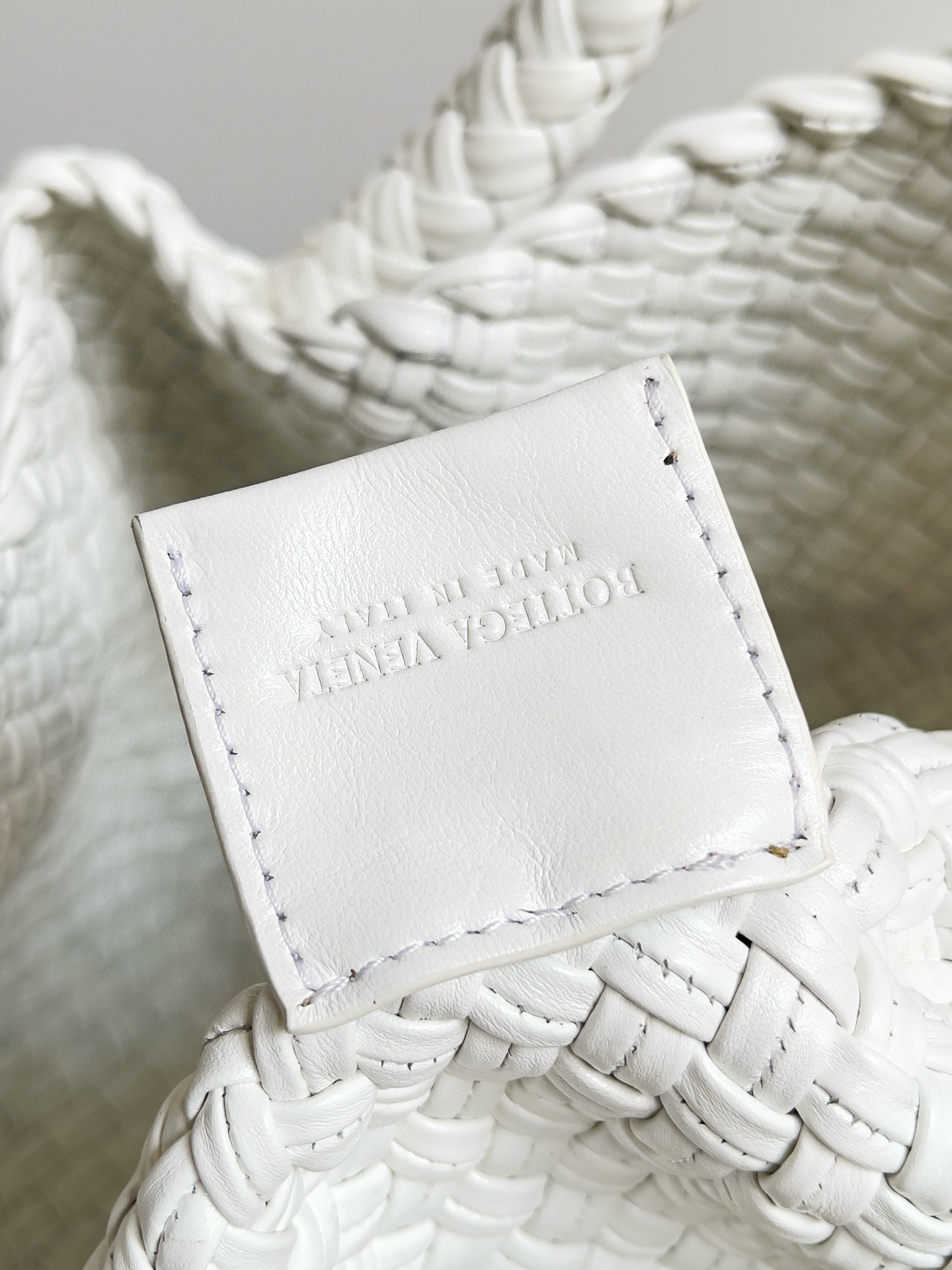 bo*te*ga Ve*ne*ta tosca bag in white intrecciato calfskin