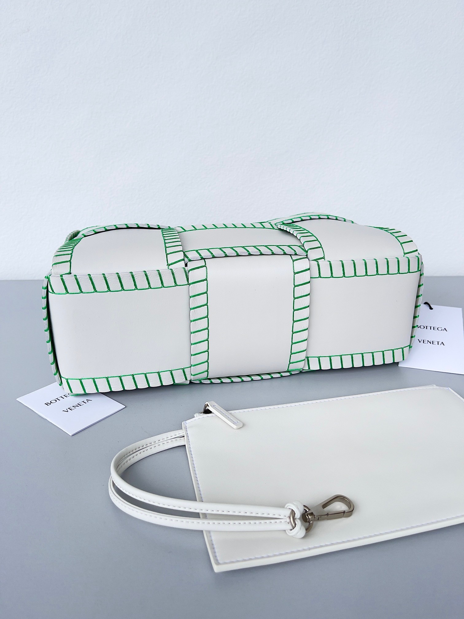 bo*te*ga Ve*ne*ta white arco small tote with green overlock stitching