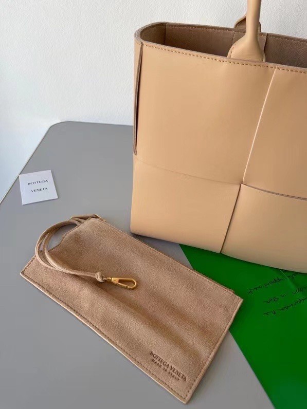 bo*te*ga Ve*ne*ta arco medium tote in beige intrecciato lambskin