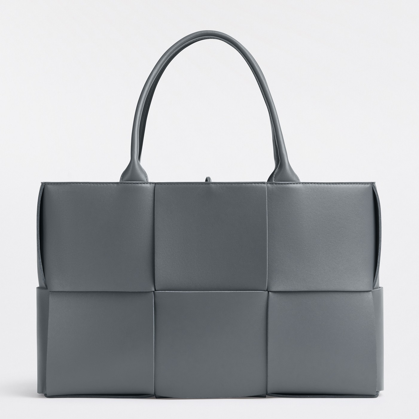 bo*te*ga Ve*ne*ta arco medium tote in thunder intrecciato lambskin