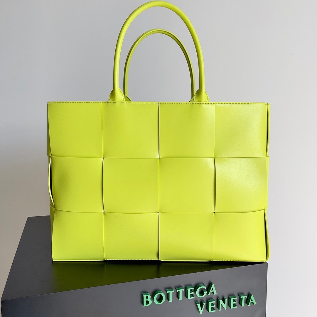 bo*te*ga Ve*ne*ta large arco tote bag in kiwi intrecciato calfskin