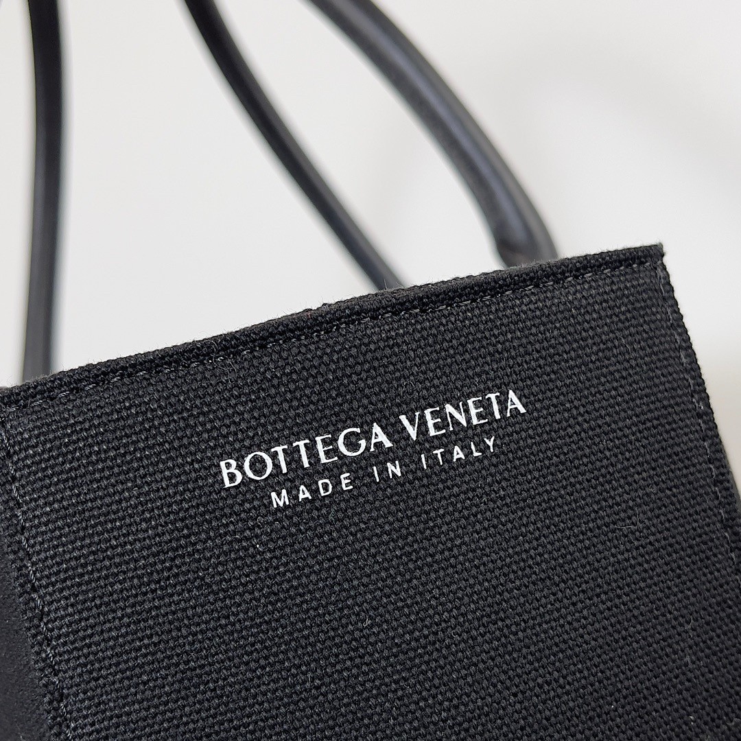 bo*te*ga Ve*ne*ta large arco tote bag in black intrecciato canvas