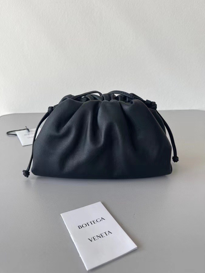 bo*te*ga Ve*ne*ta mini pouch in black calfskin
