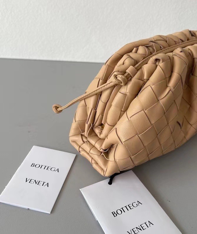 bo*te*ga Ve*ne*ta mini pouch in beige intrecciato lambskin