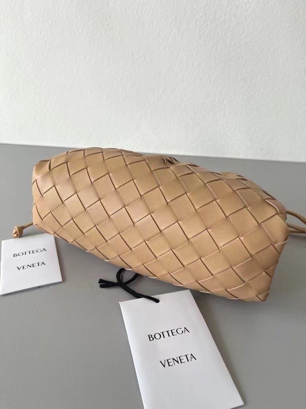 bo*te*ga Ve*ne*ta mini pouch in beige intrecciato lambskin