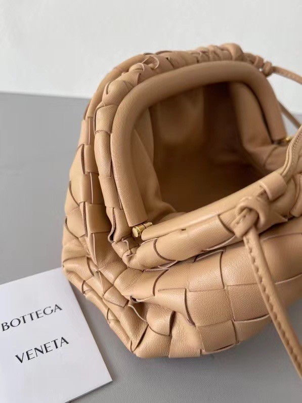 bo*te*ga Ve*ne*ta mini pouch in beige intrecciato lambskin