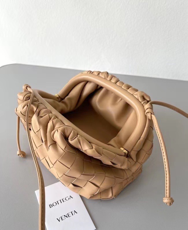bo*te*ga Ve*ne*ta mini pouch in beige intrecciato lambskin