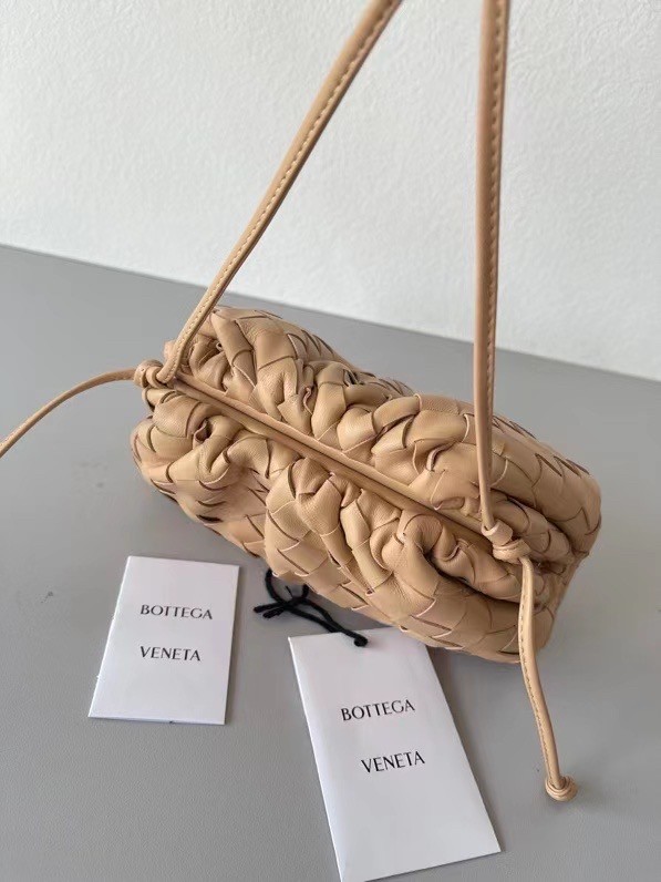 bo*te*ga Ve*ne*ta mini pouch in beige intrecciato lambskin