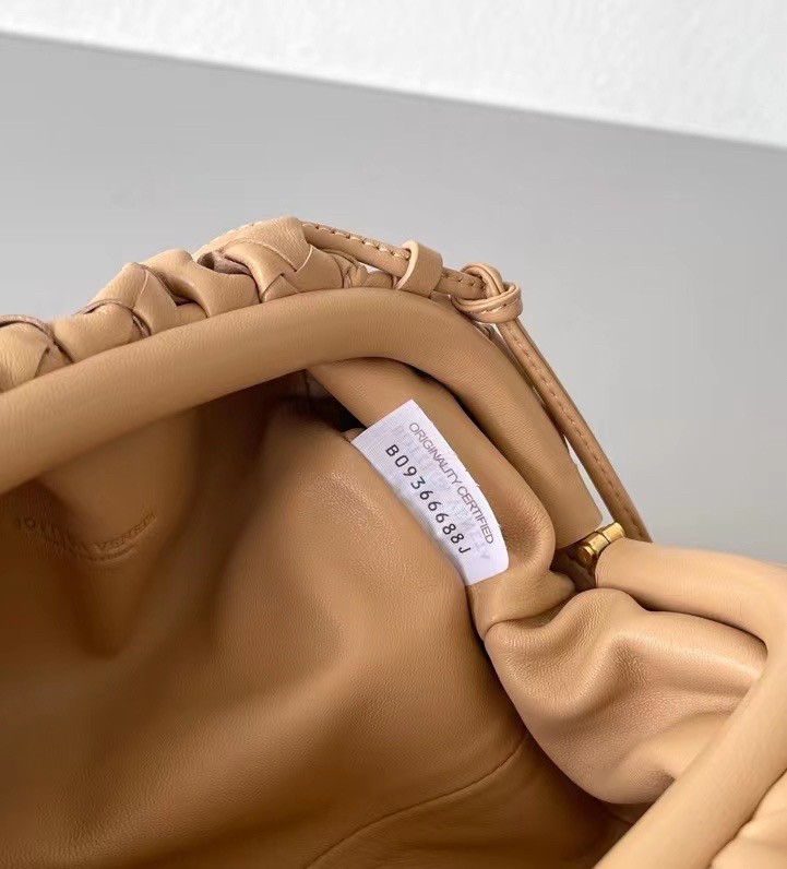 bo*te*ga Ve*ne*ta mini pouch in beige intrecciato lambskin