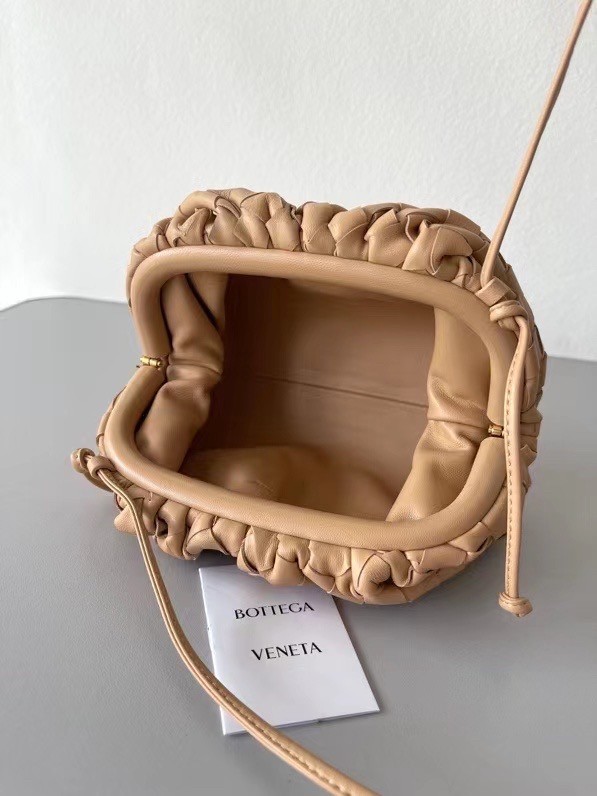 bo*te*ga Ve*ne*ta mini pouch in beige intrecciato lambskin