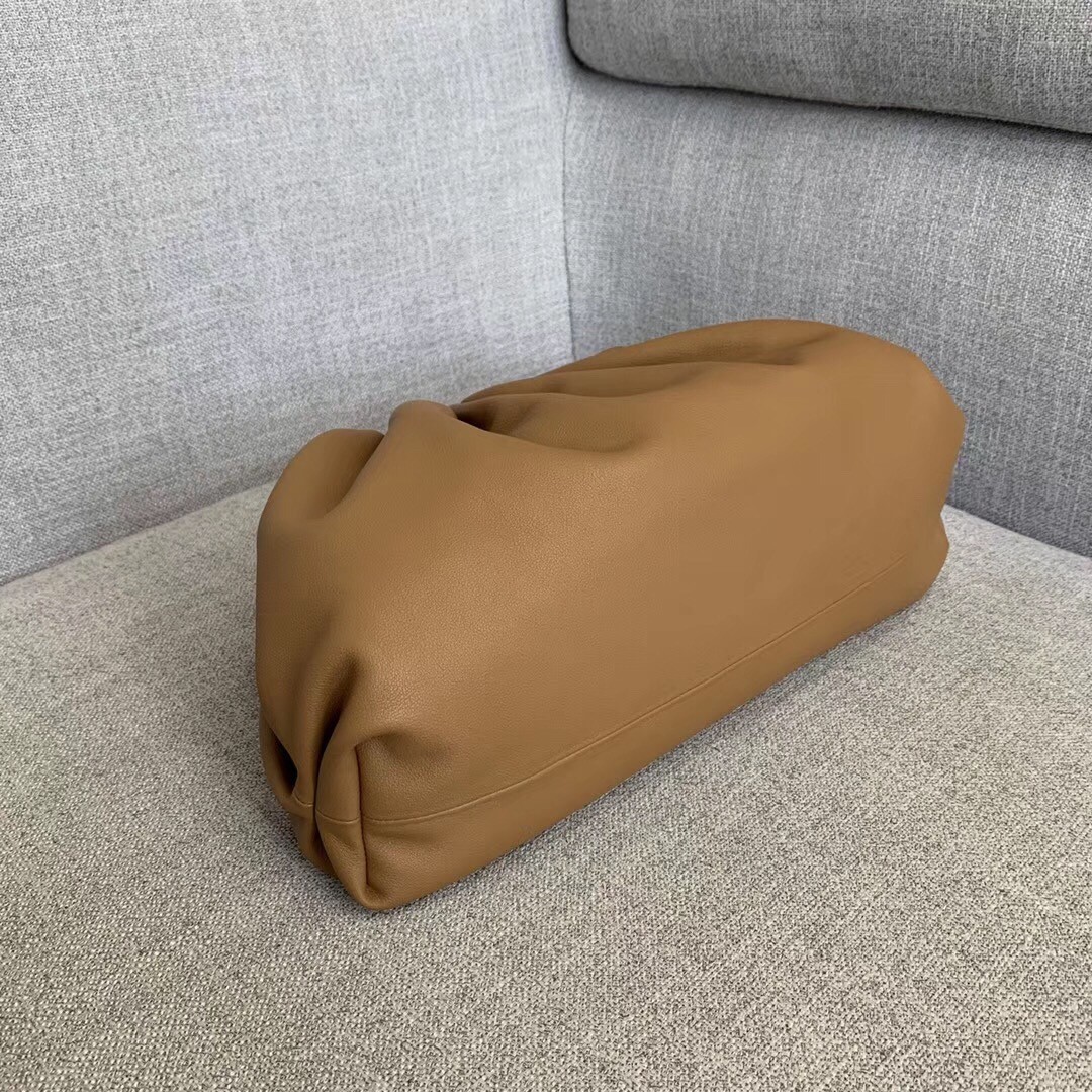 bo*te*ga Ve*ne*ta the pouch clutch in camel calfskin