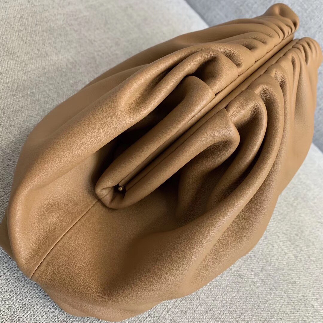 bo*te*ga Ve*ne*ta the pouch clutch in camel calfskin