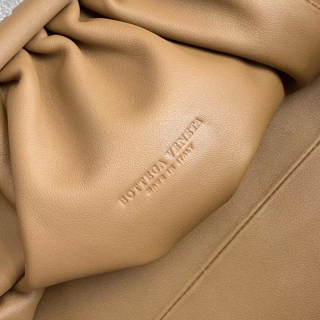 bo*te*ga Ve*ne*ta the pouch clutch in camel calfskin