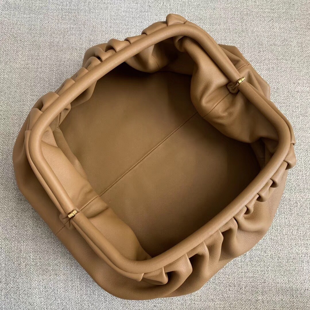 bo*te*ga Ve*ne*ta the pouch clutch in camel calfskin