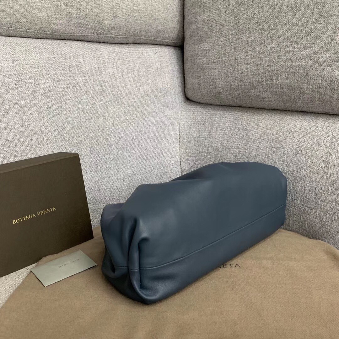 bo*te*ga Ve*ne*ta the pouch clutch in navy blue calfskin