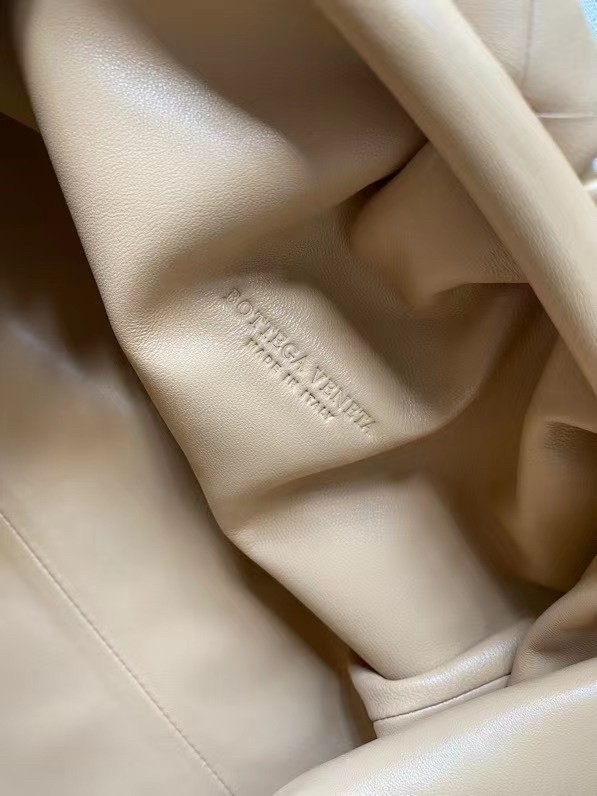 bo*te*ga Ve*ne*ta large pouch clutch in beige intrecciato lambskin